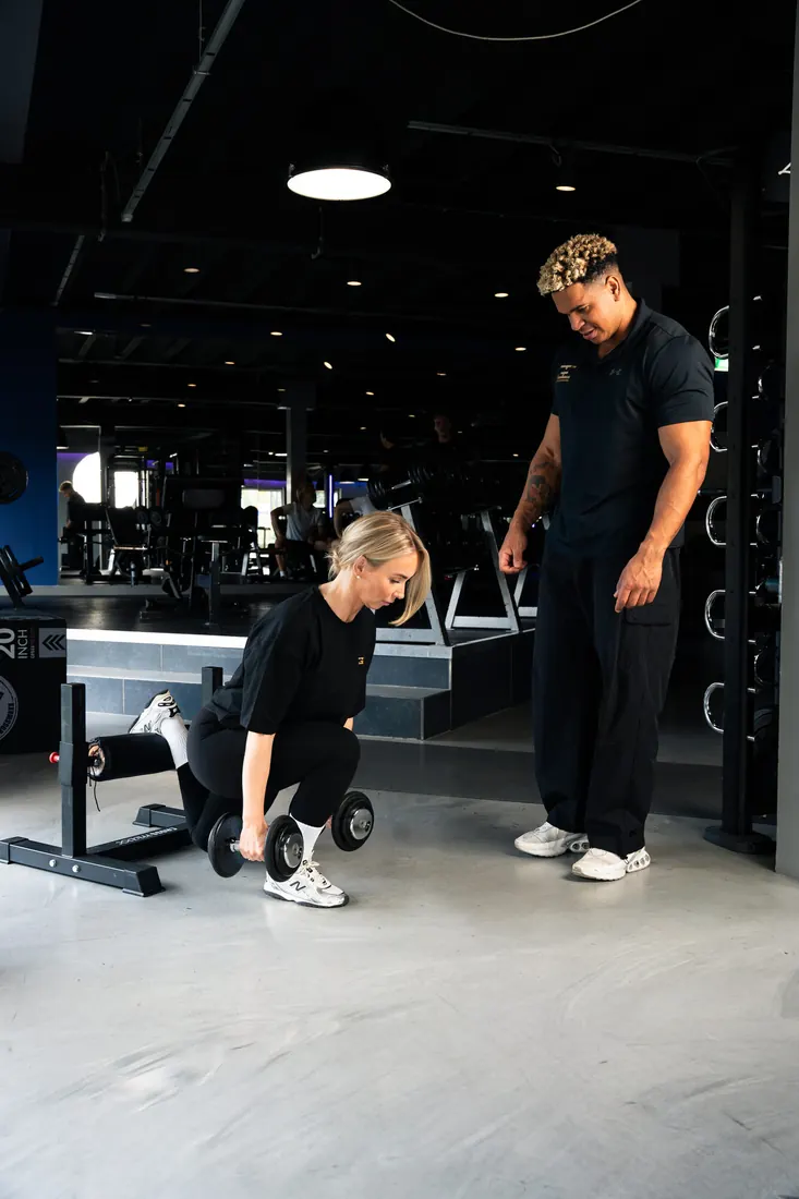 Lunge met dumbbells onder begeleiding